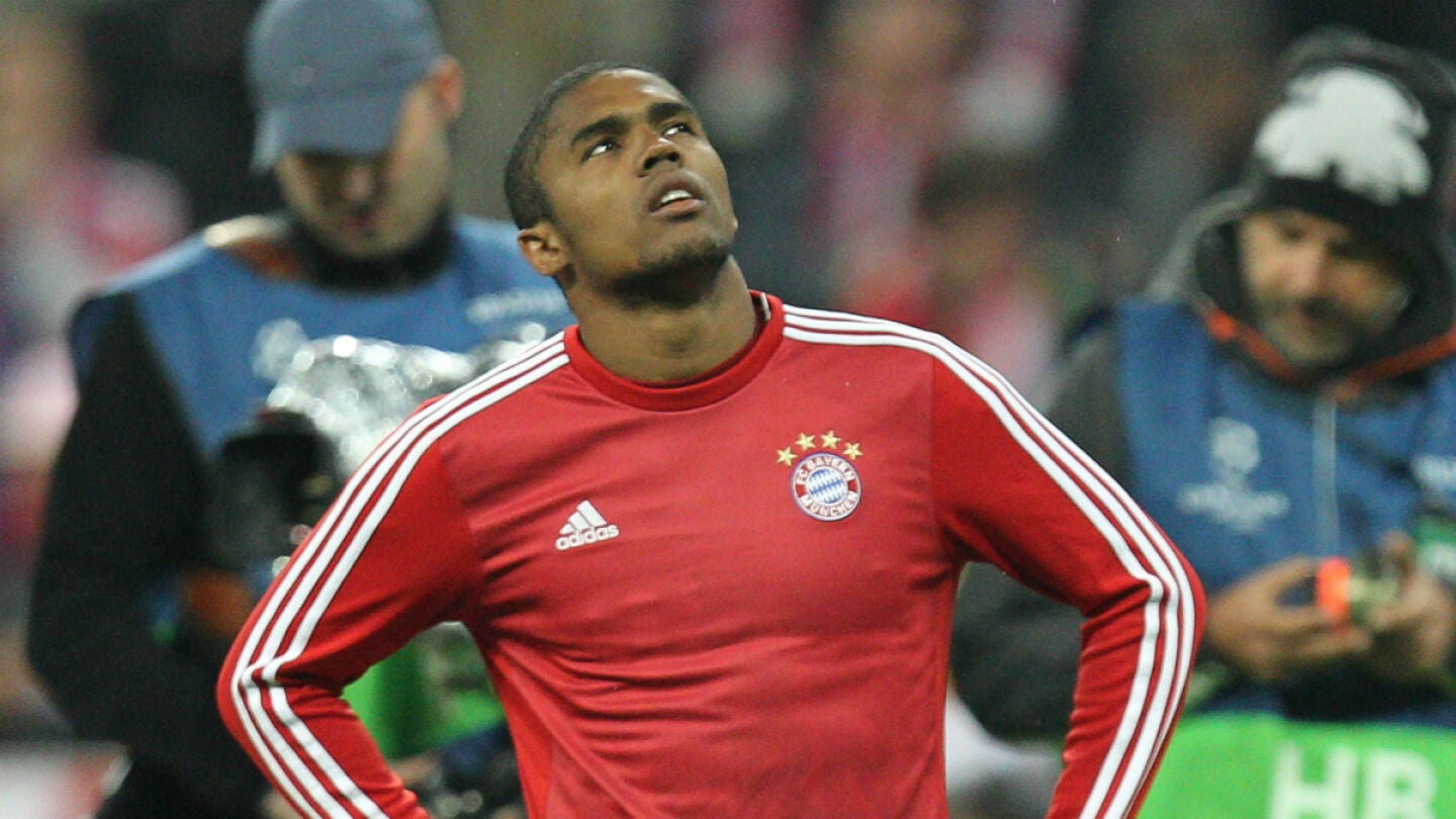 Douglas Costa mira al cielo