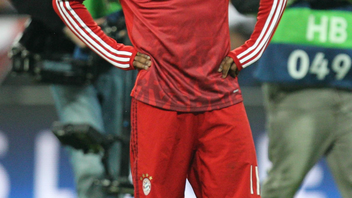 Douglas Costa mira al cielo Douglas Costa mira al cielo