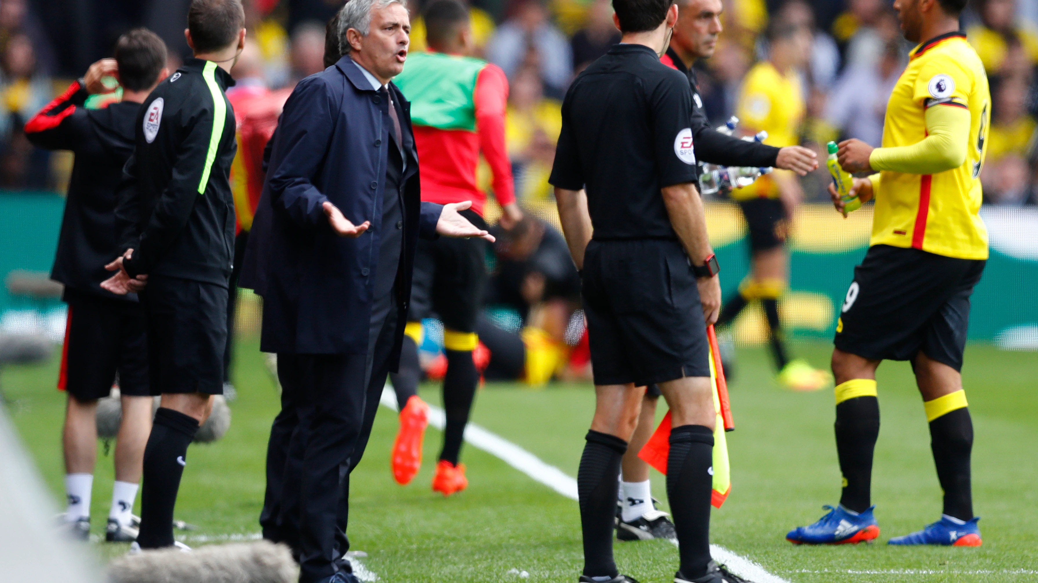 Mourinho protesta una acción al juez de línea Mourinho protesta una acción al juez de línea