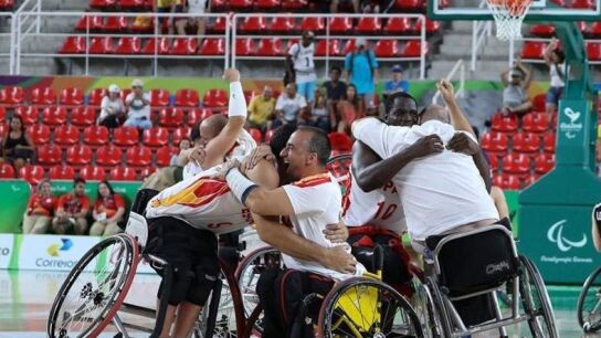 La selecci&oacute;n espa&ntilde;ola de baloncesto en silla de ruedas celebra su triunfo