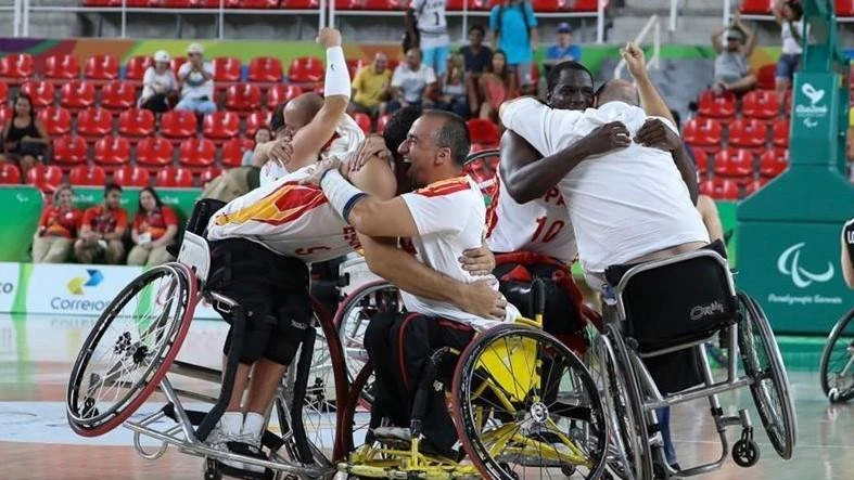 La selección española de baloncesto en silla de ruedas celebra su triunfo