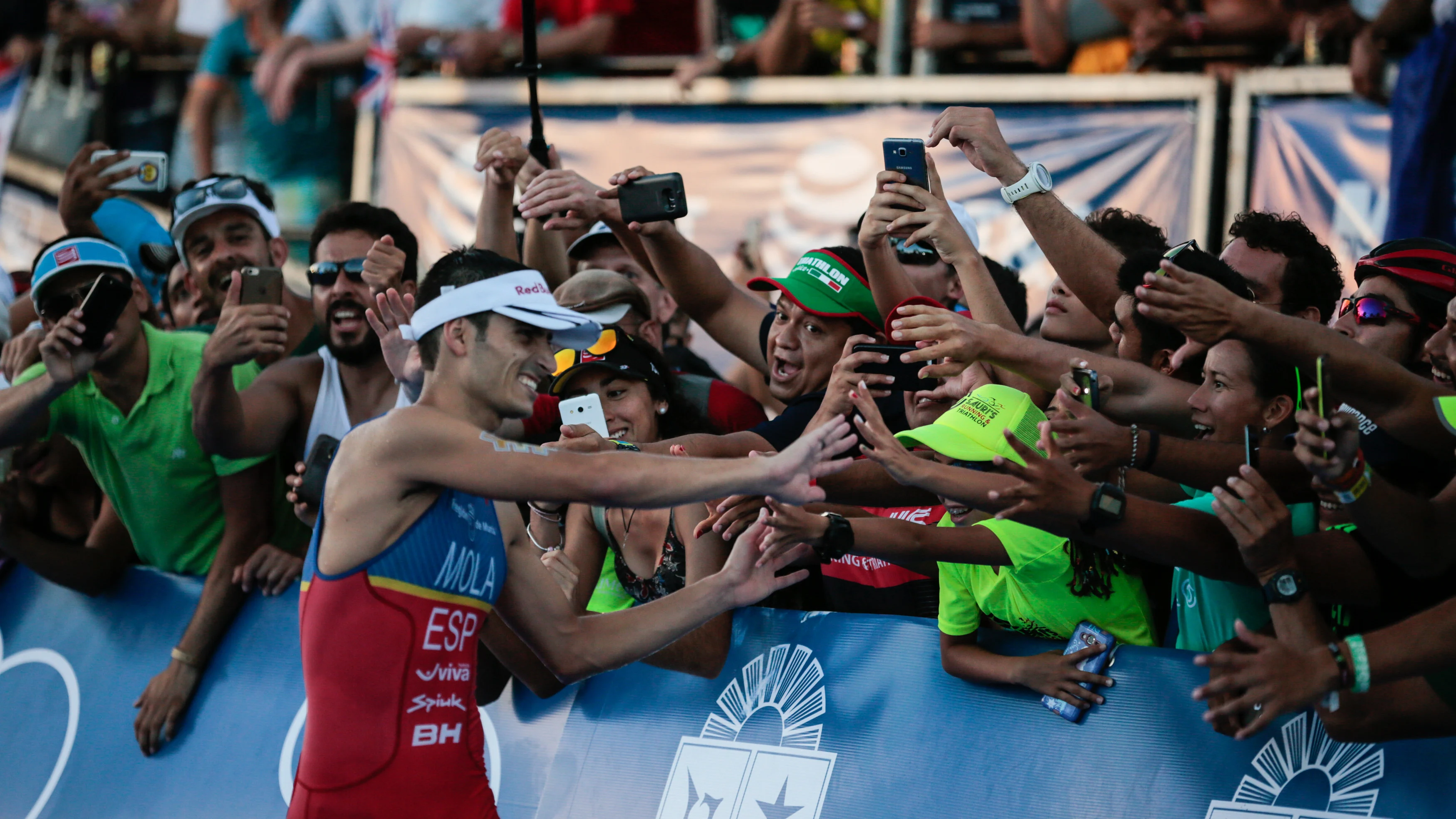 Mario Mola, celebra su campeonato del mundo