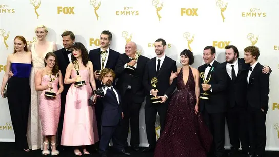El reparto de Juego de Tronos posa en los Emmy El reparto de Juego de Tronos posa en los Emmy