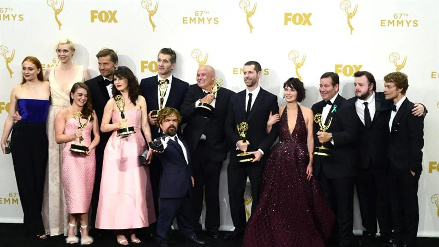 El reparto de Juego de Tronos posa en los Emmy El reparto de Juego de Tronos posa en los Emmy