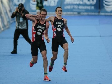 Jonathan Brownlee cruza la meta en México con ayuda de su hermano Alistair Jonathan Brownlee cruza la meta en México con ayuda de su hermano Alistair