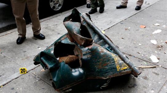 Un contenedor destrozado en el lugar de la explosi&oacute;n en Nueva York