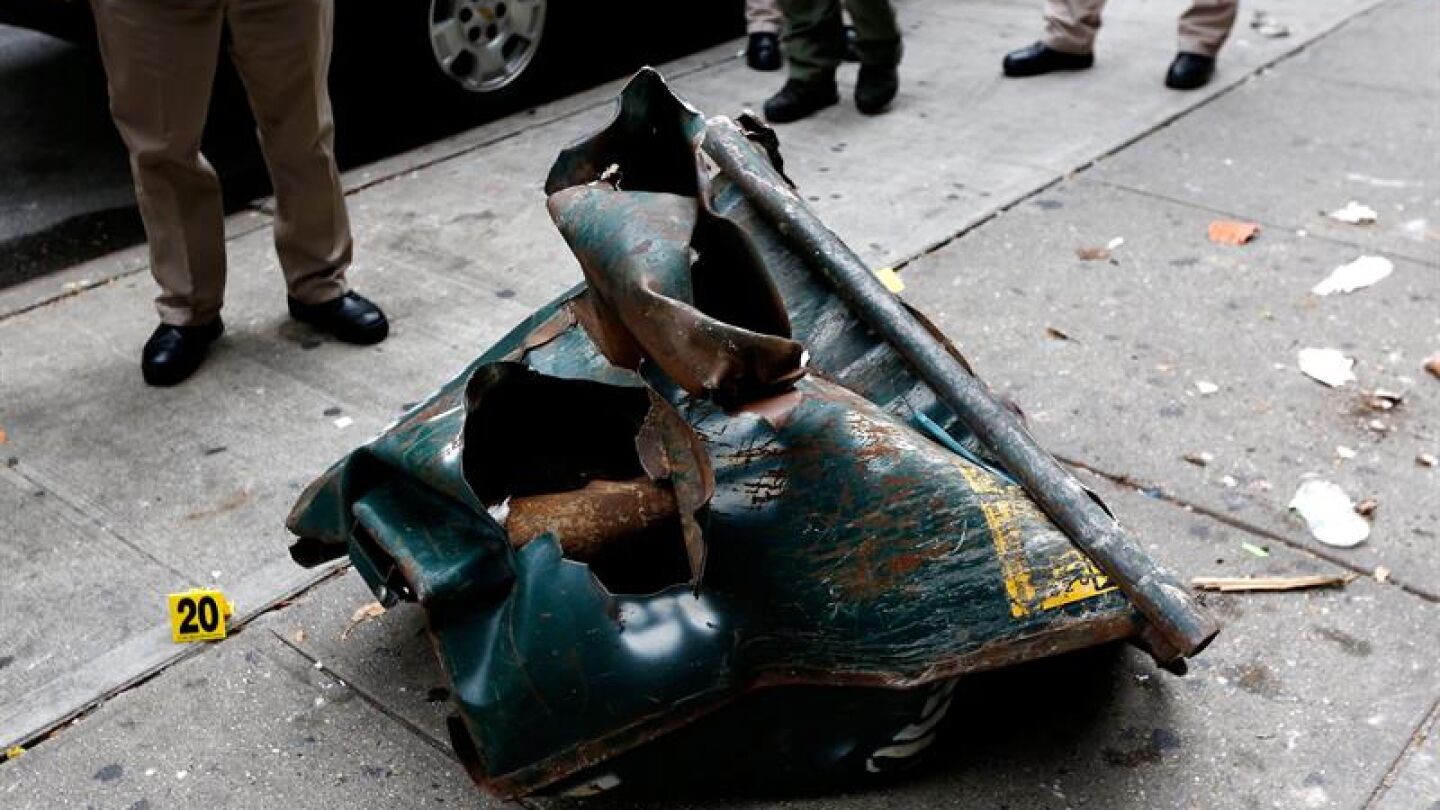 Un contenedor destrozado en el lugar de la explosi&oacute;n en Nueva York