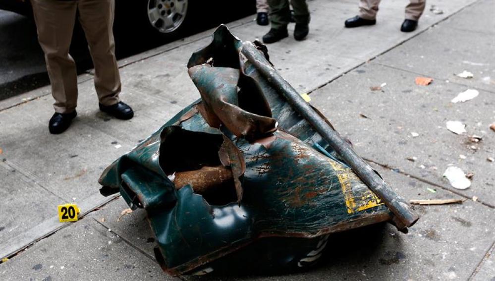 Un contenedor destrozado en el lugar de la explosión en Nueva York