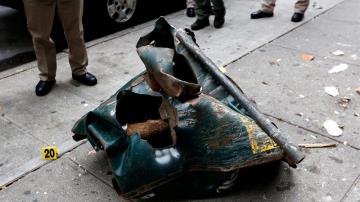 Un contenedor destrozado en el lugar de la explosión en Nueva York