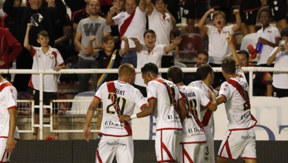 El Rayo Vallecano celebrando uno de sus dos goles contra el Getafe.