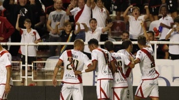 El Rayo Vallecano celebrando uno de sus dos goles contra el Getafe.