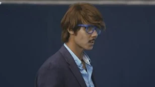 Rafa Nadal gastando una broma a un grupo de ni&ntilde;os.