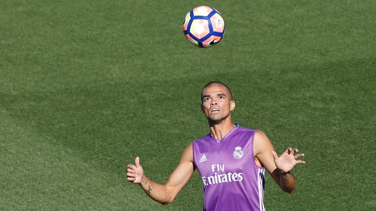 El defensa del Real Madrid, Pepe, en el entrenamiento de Valdebebas. El defensa del Real Madrid, Pepe, en el entrenamiento de Valdebebas.