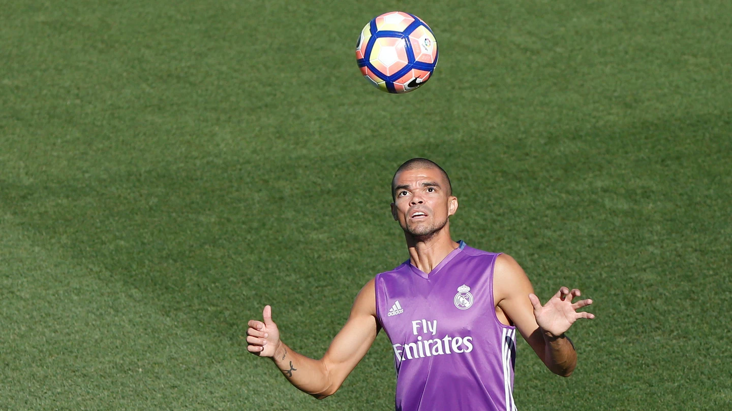 El defensa del Real Madrid, Pepe, en el entrenamiento de Valdebebas. El defensa del Real Madrid, Pepe, en el entrenamiento de Valdebebas.