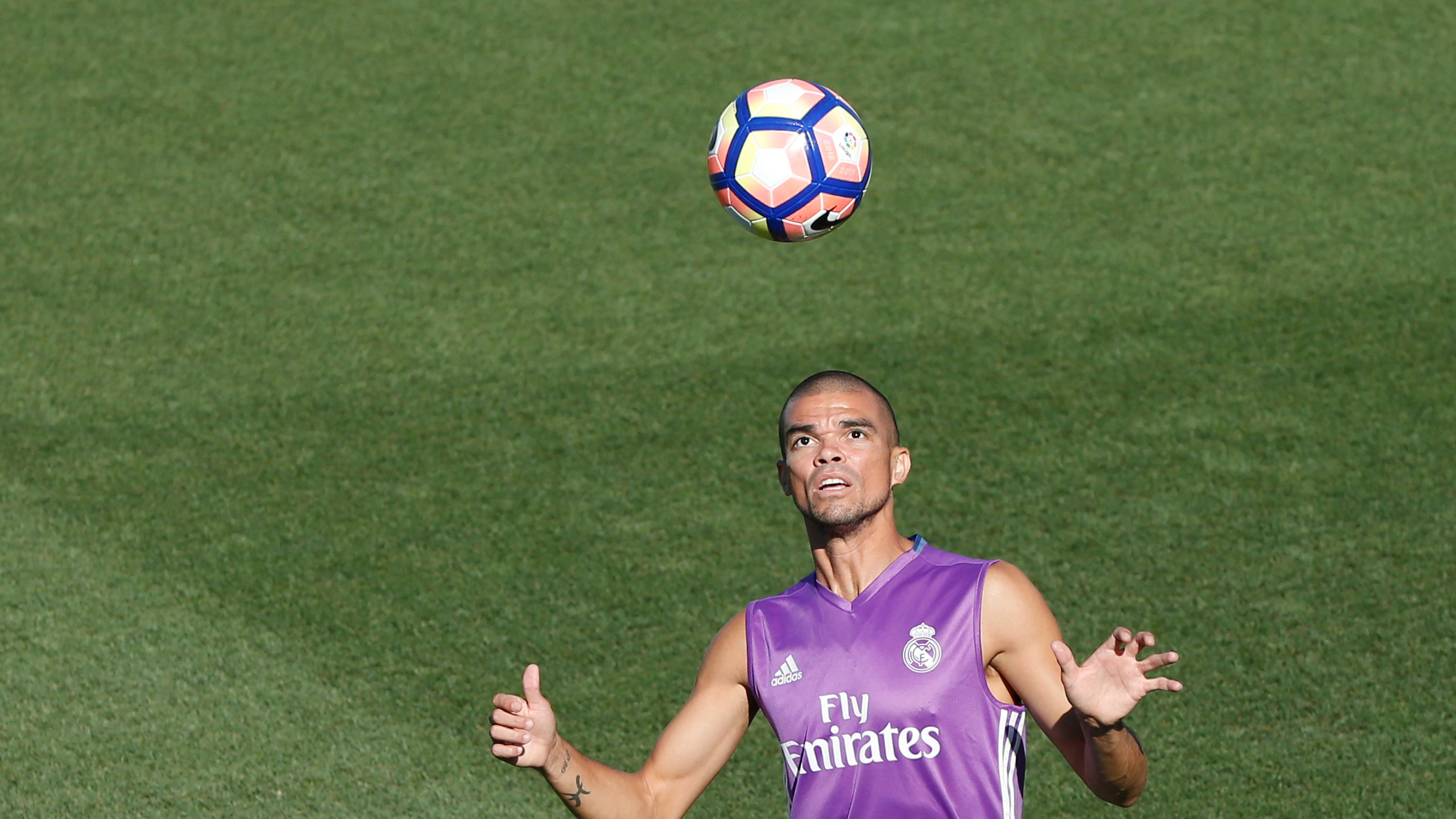 El defensa del Real Madrid, Pepe, en el entrenamiento de Valdebebas. El defensa del Real Madrid, Pepe, en el entrenamiento de Valdebebas.