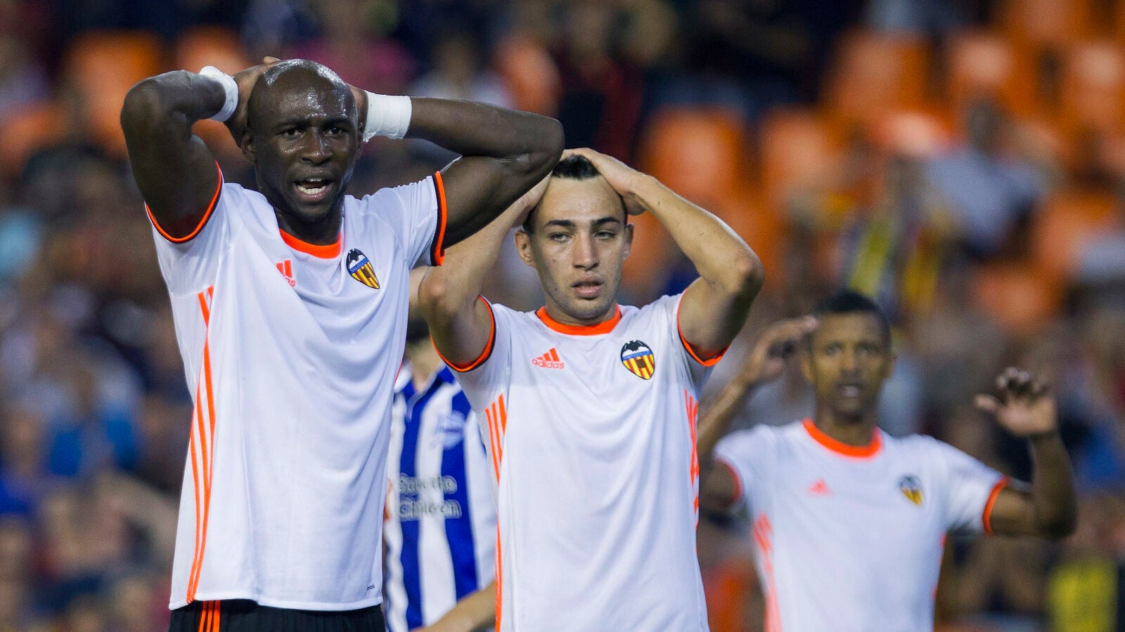 Los jugadores del Valencia se llevan las manos a la cabeza en el partido ante el Alav&eacute;s