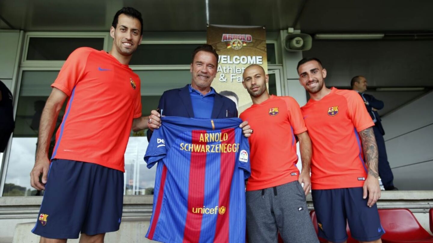 Schwarzanegger posando con la camiseta del Bar&ccedil;a.