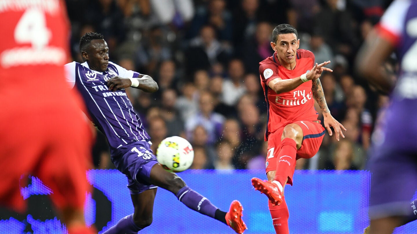 &Aacute;ngel Di Mar&iacute;a dispara a puerta ante el Toulouse