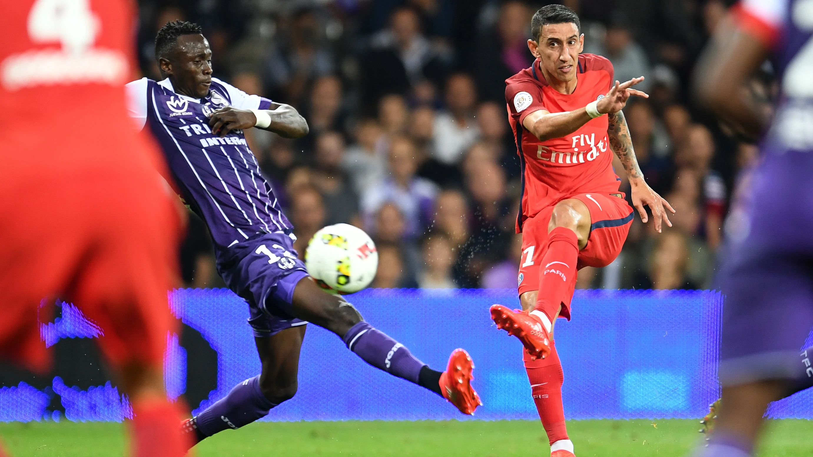 &Aacute;ngel Di Mar&iacute;a dispara a puerta ante el Toulouse