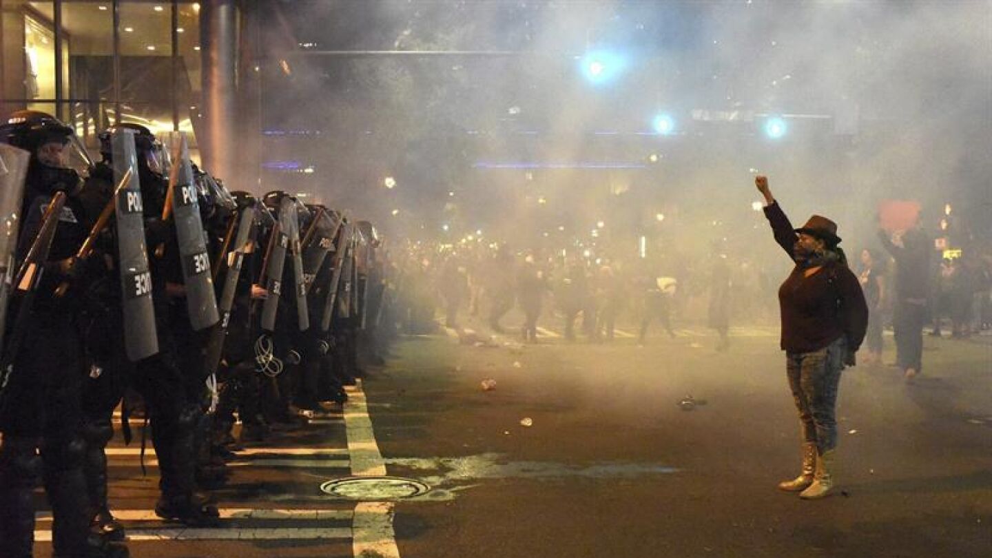 Una manifestante durante las protestas en Charlotte