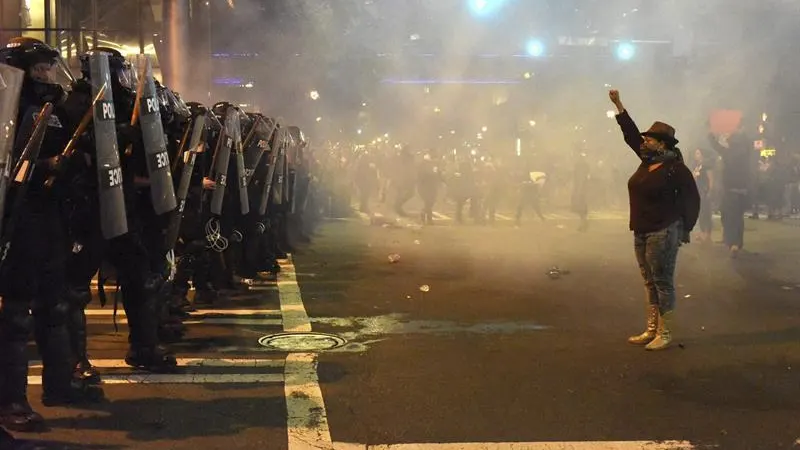 Una manifestante durante las protestas en Charlotte