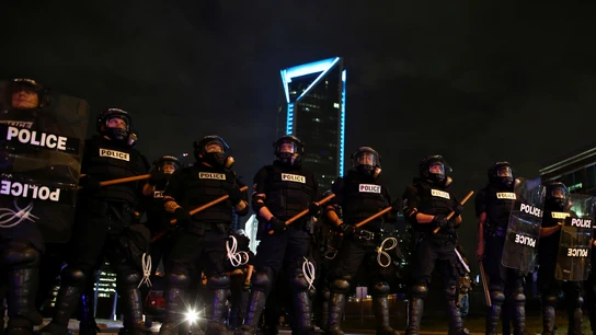 Agentes de policía preparados para frenar a los manifestantes de Charlotte, en EEUU Agentes de policía preparados para frenar a los manifestantes de Charlotte, en EEUU