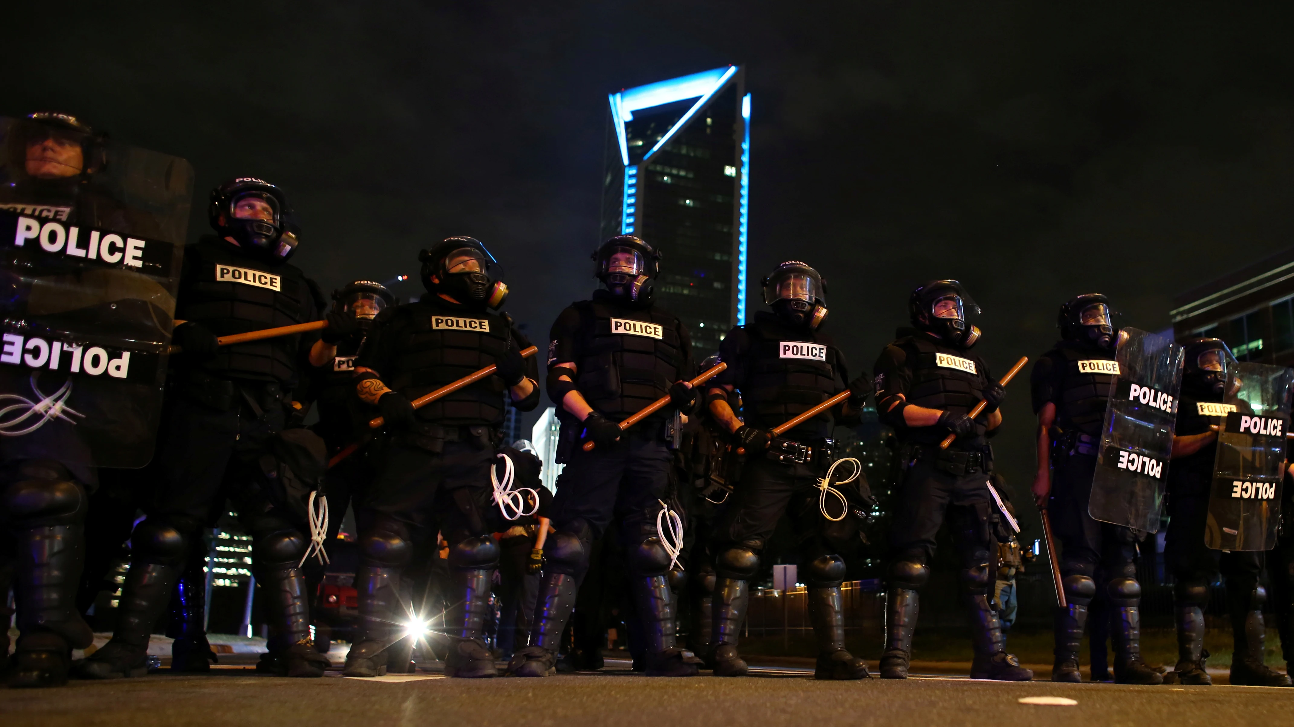 Agentes de policía preparados para frenar a los manifestantes de Charlotte, en EEUU