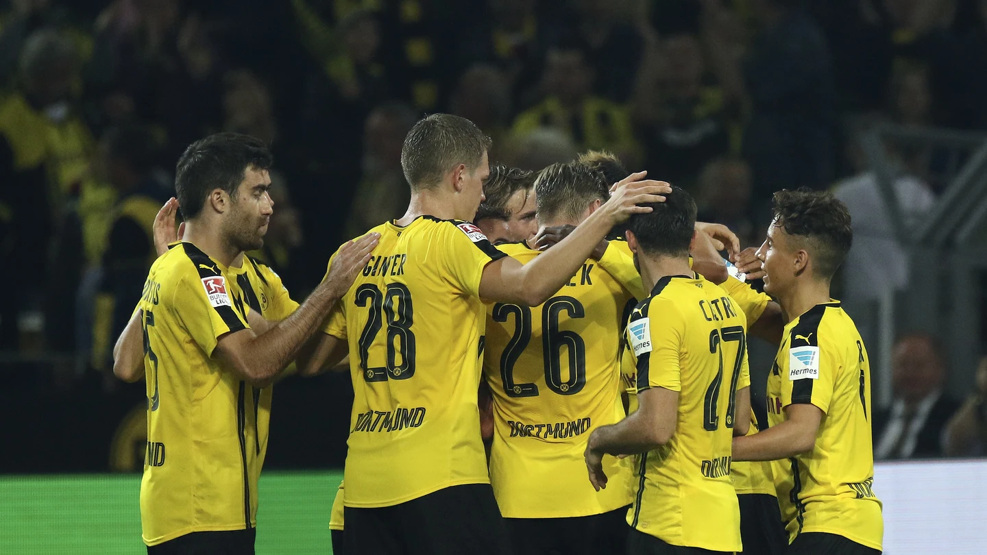 Los jugadores del Borussia Dortmund celebran el gol de Aubameyang Los jugadores del Borussia Dortmund celebran el gol de Aubameyang