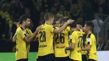 Los jugadores del Borussia Dortmund celebran el gol de Aubameyang