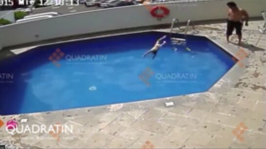Imagen que muestra c&oacute;mo el hombre lanza violentamente a la menor al agua 