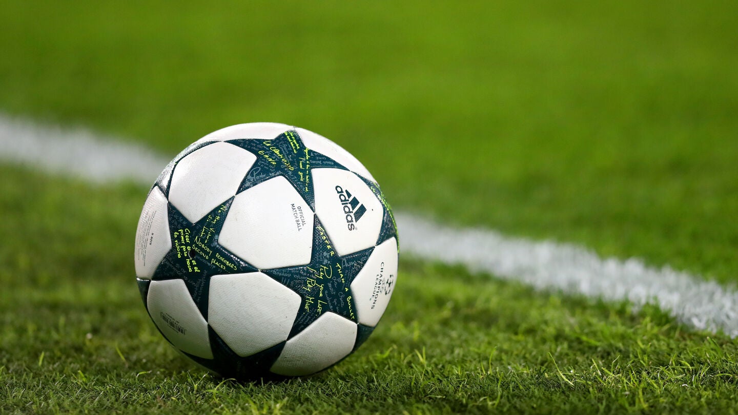 El bal&oacute;n de la Champions League, sobre el c&eacute;sped