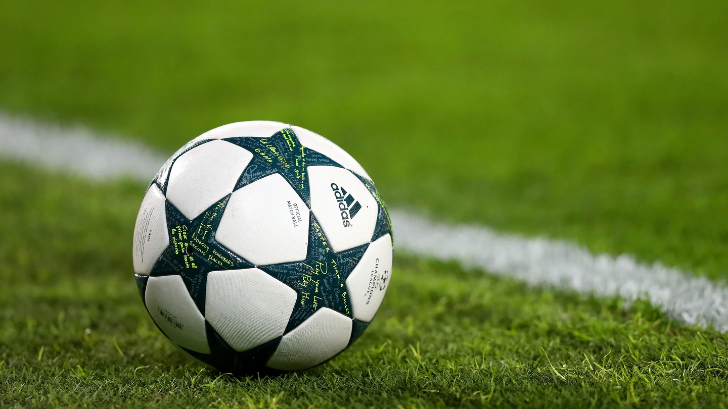 El balón de la Champions League, sobre el césped El balón de la Champions League, sobre el césped