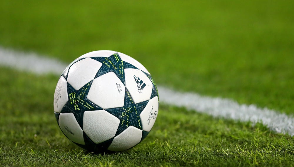 El balón de la Champions League, sobre el césped