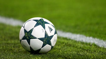 El balón de la Champions League, sobre el césped