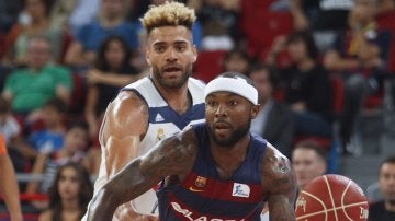 Tyrese Rice sube el balón ante la defensa de Doncic