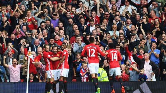 Los jugadores del Manchester United, celebrando el gol de Mata al Leicester
