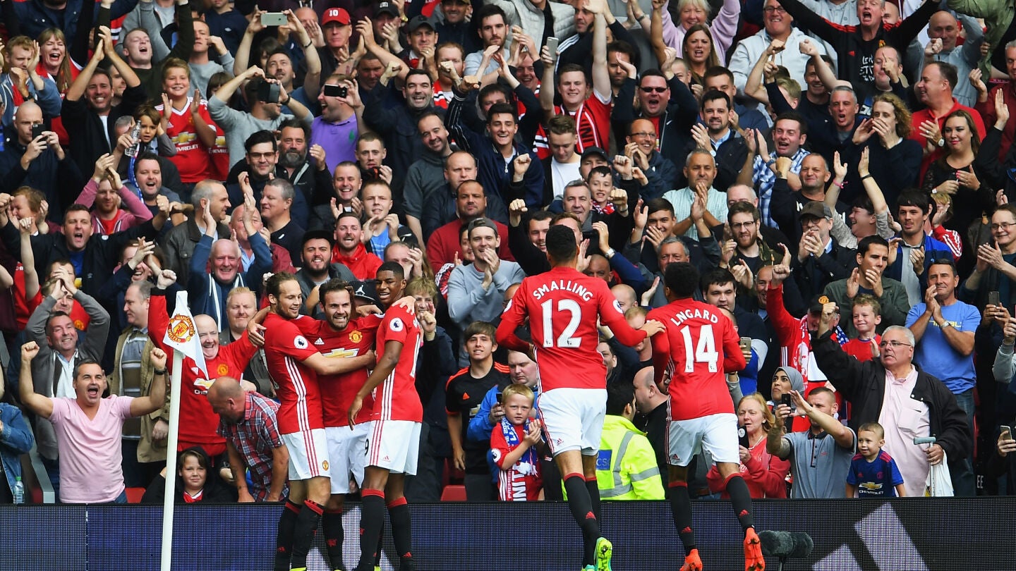 Los jugadores del Manchester United, celebrando el gol de Mata al Leicester
