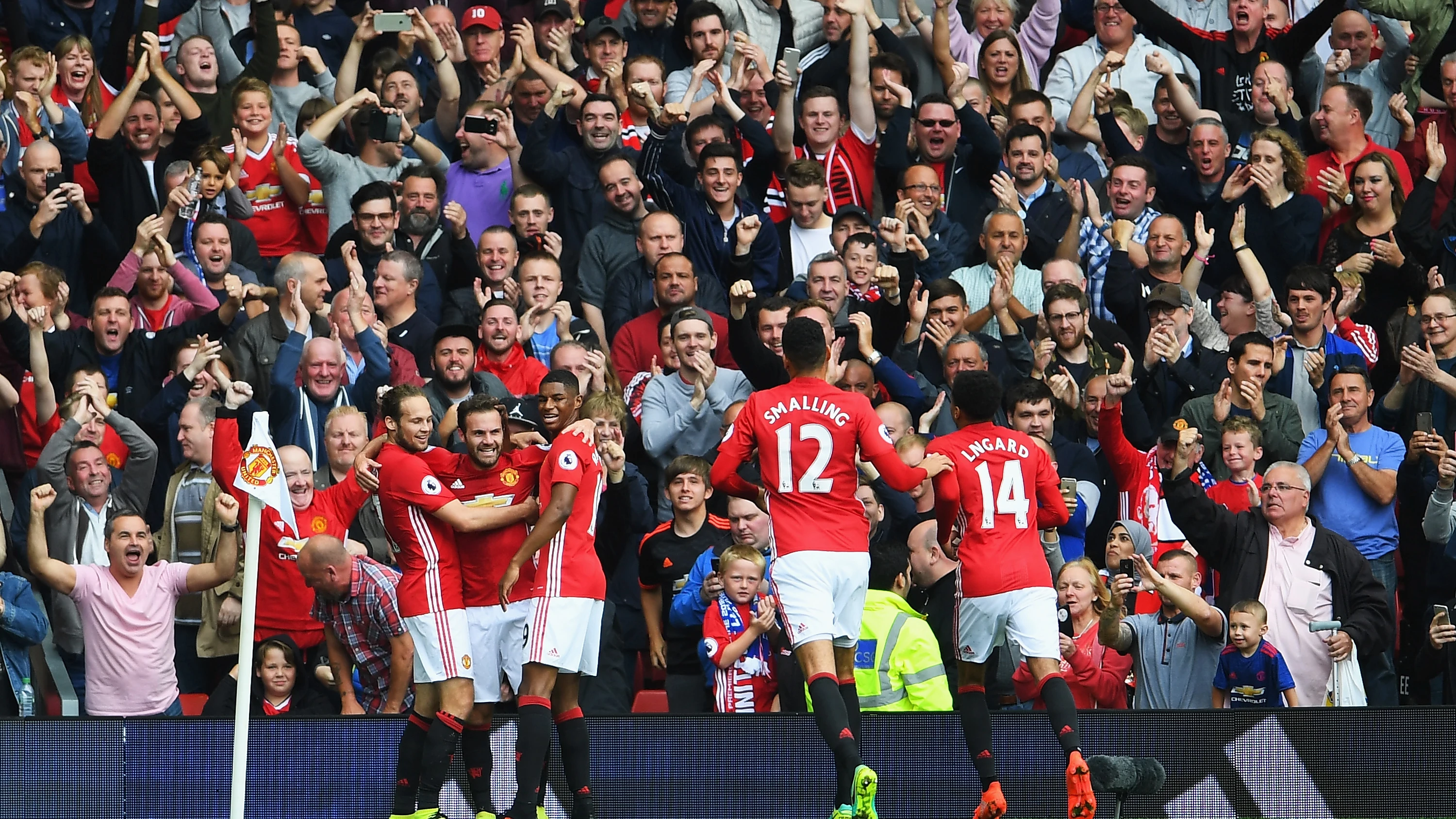 Los jugadores del Manchester United, celebrando el gol de Mata al Leicester