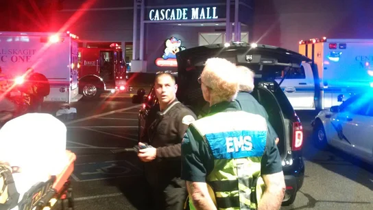 Agentes de Policía rodean el centro comercial de Burlington Agentes de Policía rodean el centro comercial de Burlington