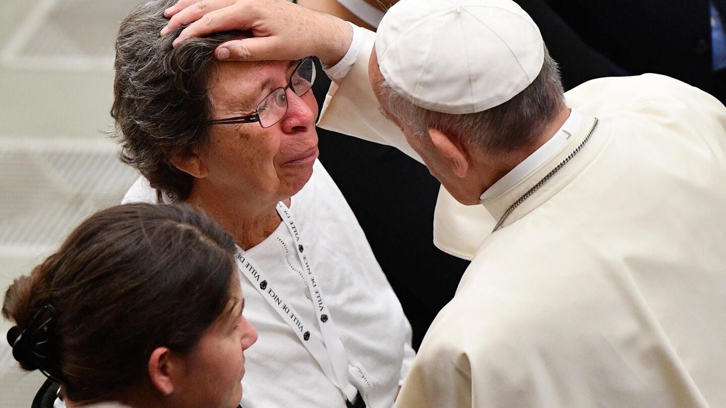 El papa Francisco se re&uacute;ne con los familiares de las v&iacute;ctimas del atentado de Niza