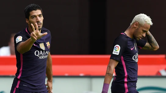 Luis Suárez celebra su gol contra el Sporting junto a Neymar Luis Suárez celebra su gol contra el Sporting junto a Neymar