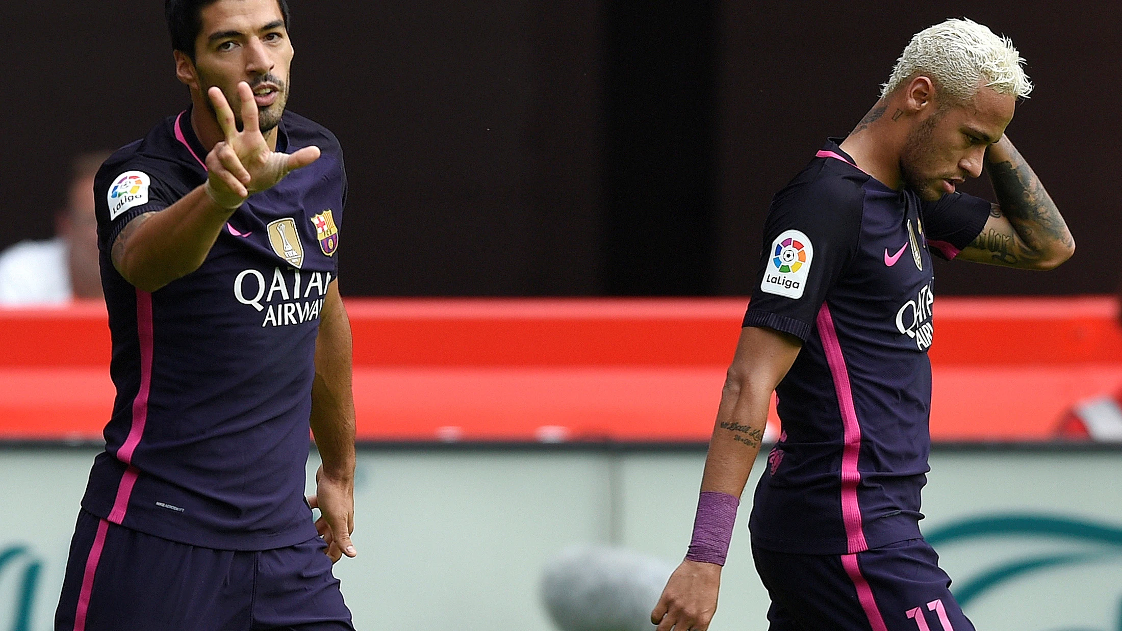 Luis Suárez celebra su gol contra el Sporting junto a Neymar