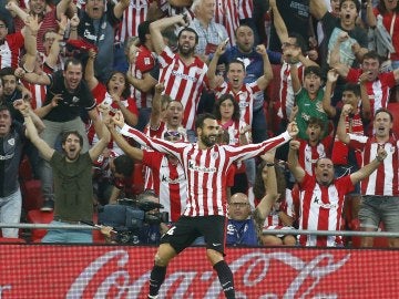 Balenziaga celebrando su primer gol como profesional ante el Sevilla Balenziaga celebrando su primer gol como profesional ante el Sevilla