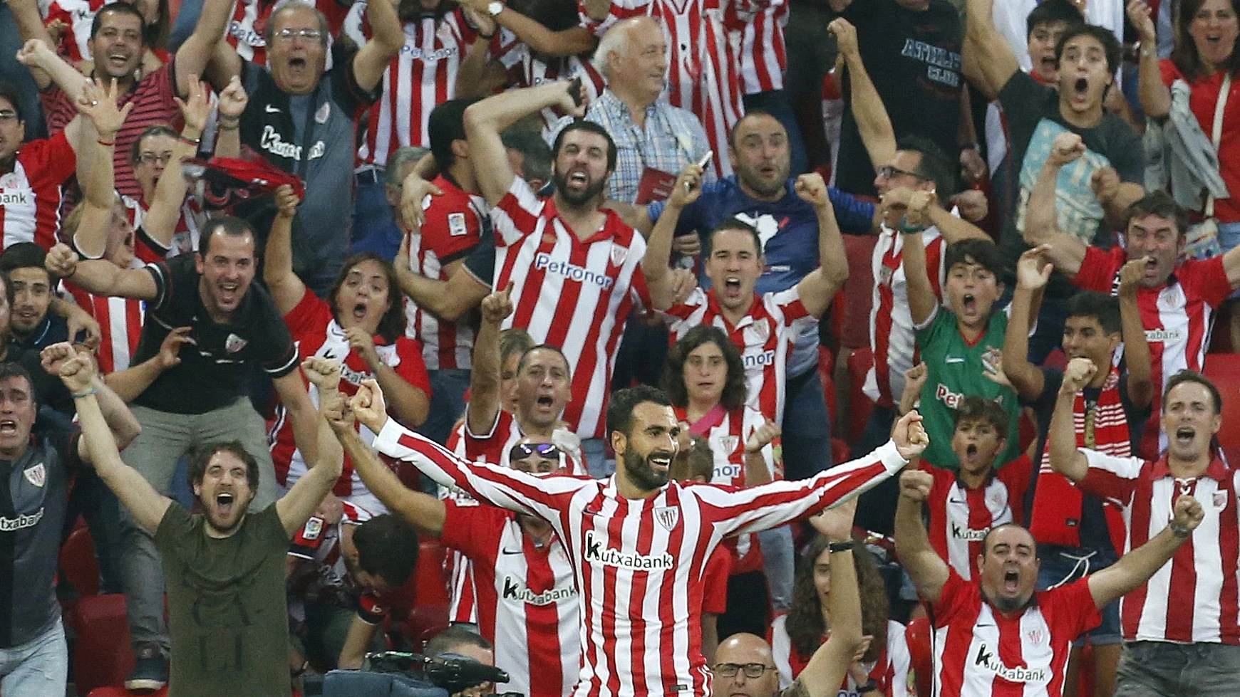 Balenziaga celebrando su primer gol como profesional ante el Sevilla