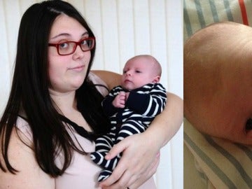 La madre posa con su hijo Joshua La madre posa con su hijo Joshua