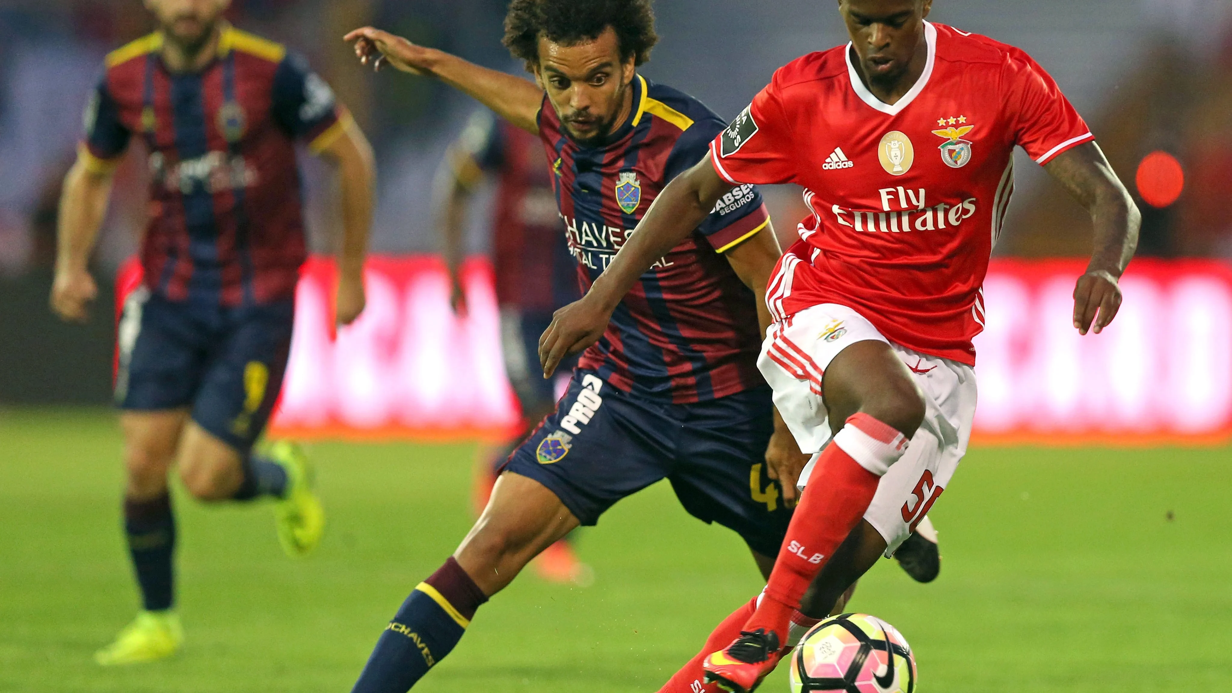 El Benfica se impone al Deportivo Chaves por 0-2