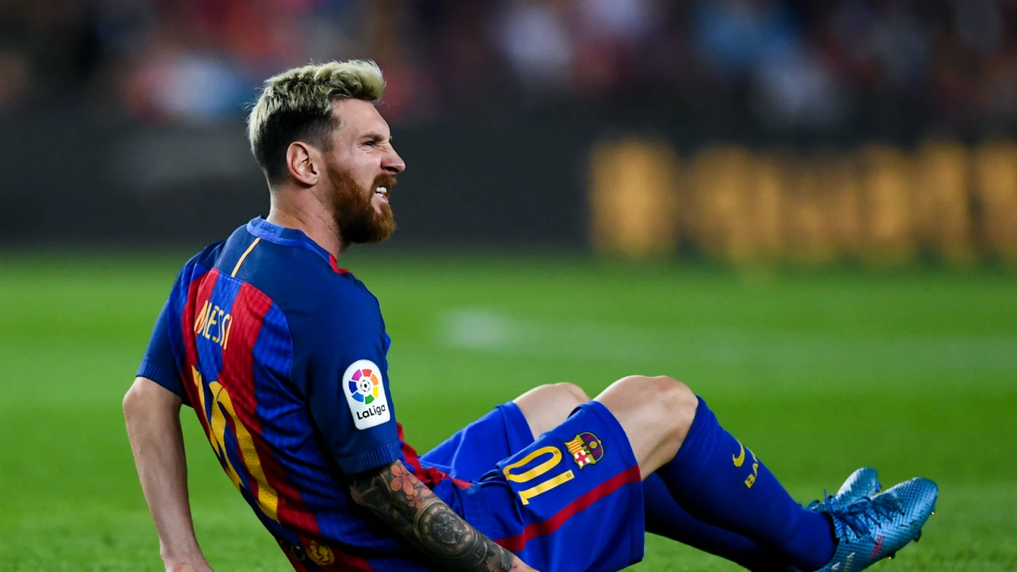 Messi se duele en el césped Messi se duele en el césped