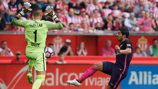 Luis Suárez intenta batir a 'Pichu' Cuéllar Luis Suárez intenta batir a 'Pichu' Cuéllar