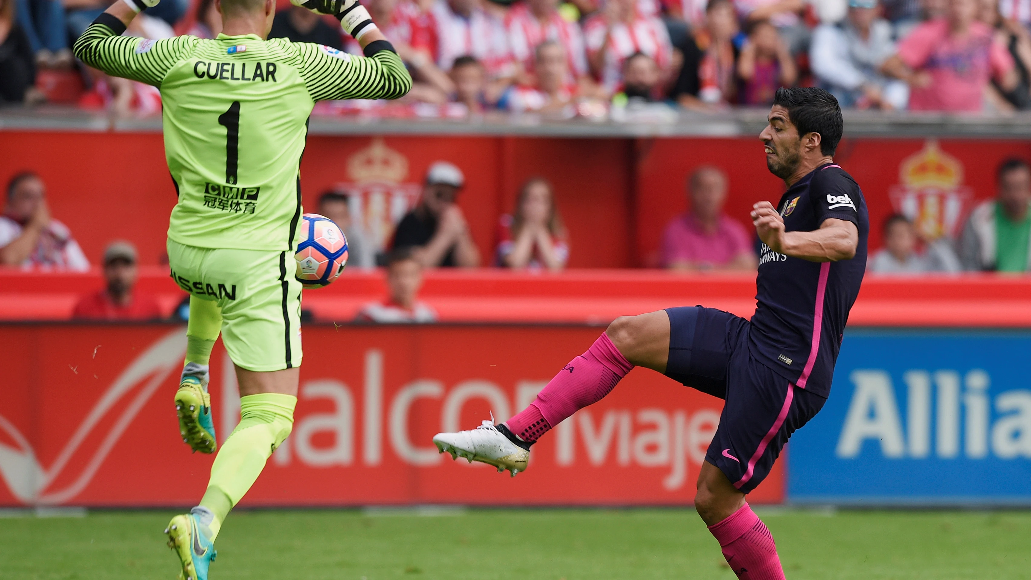 Luis Suárez intenta batir a 'Pichu' Cuéllar Luis Suárez intenta batir a 'Pichu' Cuéllar