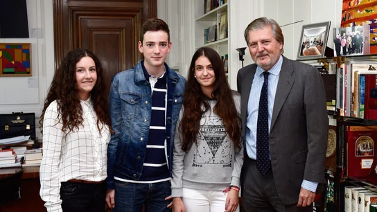 El ministro de Educación y Cultura, Íñigo Méndez de Vigo, se reúne con los niños que han iniciado una petición para que se retiren las reválidas El ministro de Educación y Cultura, Íñigo Méndez de Vigo, se reúne con los niños que han iniciado una petición para que se retiren las reválidas